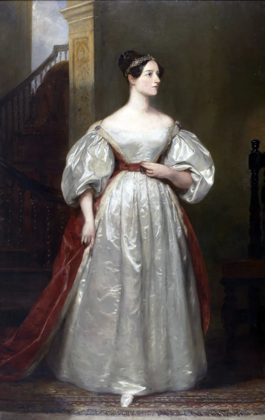 Olieverfportret ten voeten uit van de jonge Ada Lovelace in een witte satijnen japon met een rode sjaal, staand naast een trap
